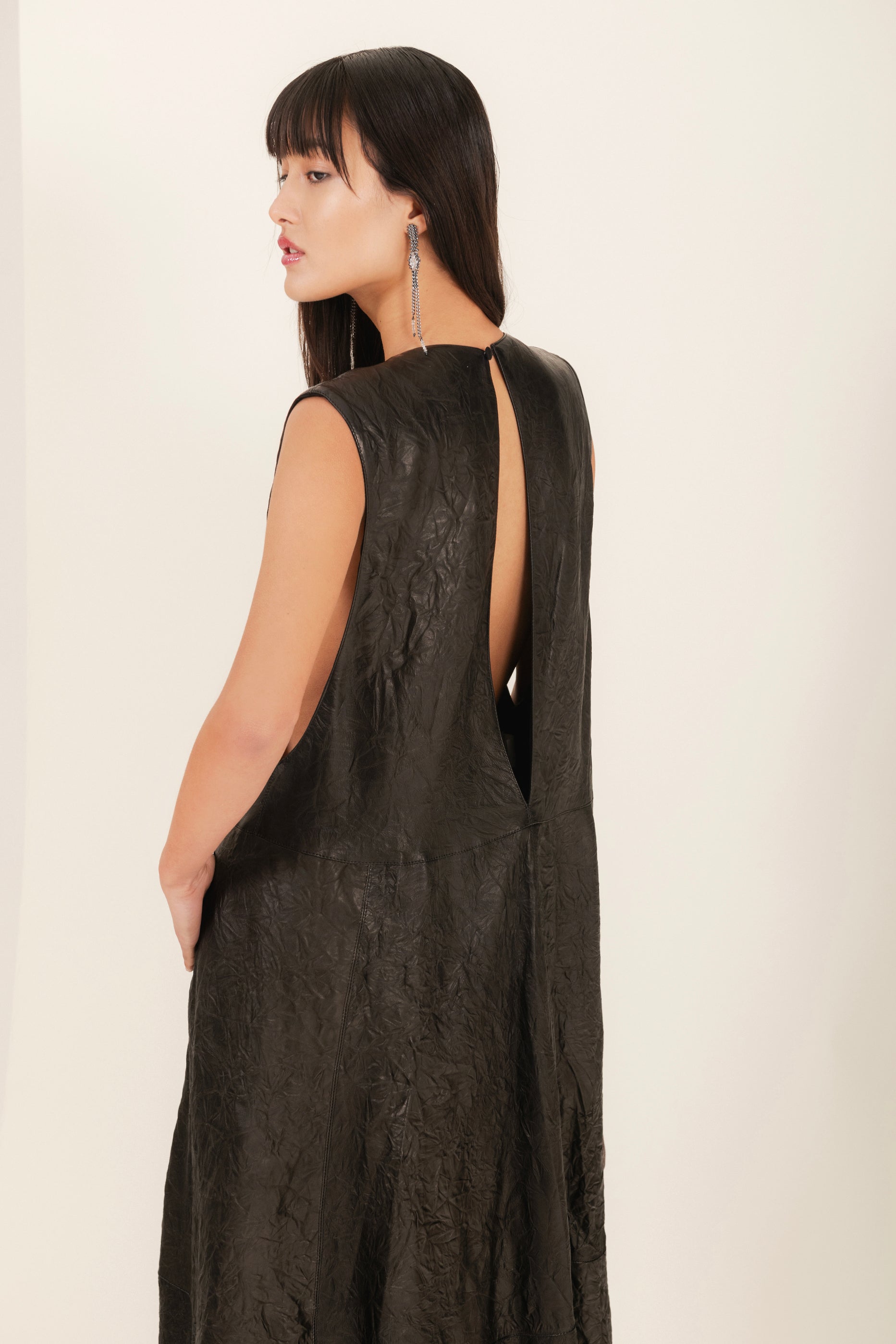 Abito oversize in pelle colore nero effetto stropicciato