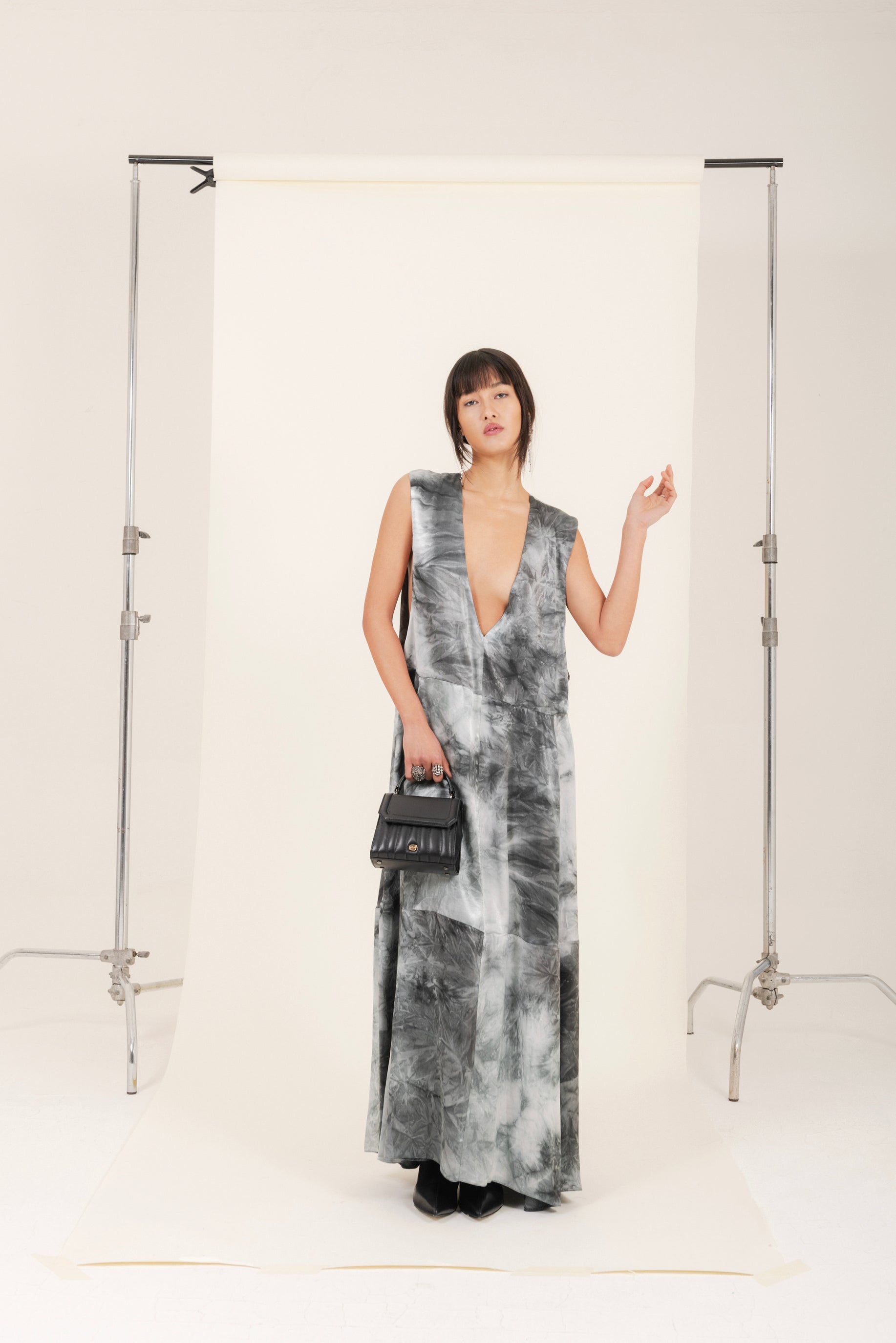 Abito in viscosa colore verde petrolio e bianco effetto tinto a mano