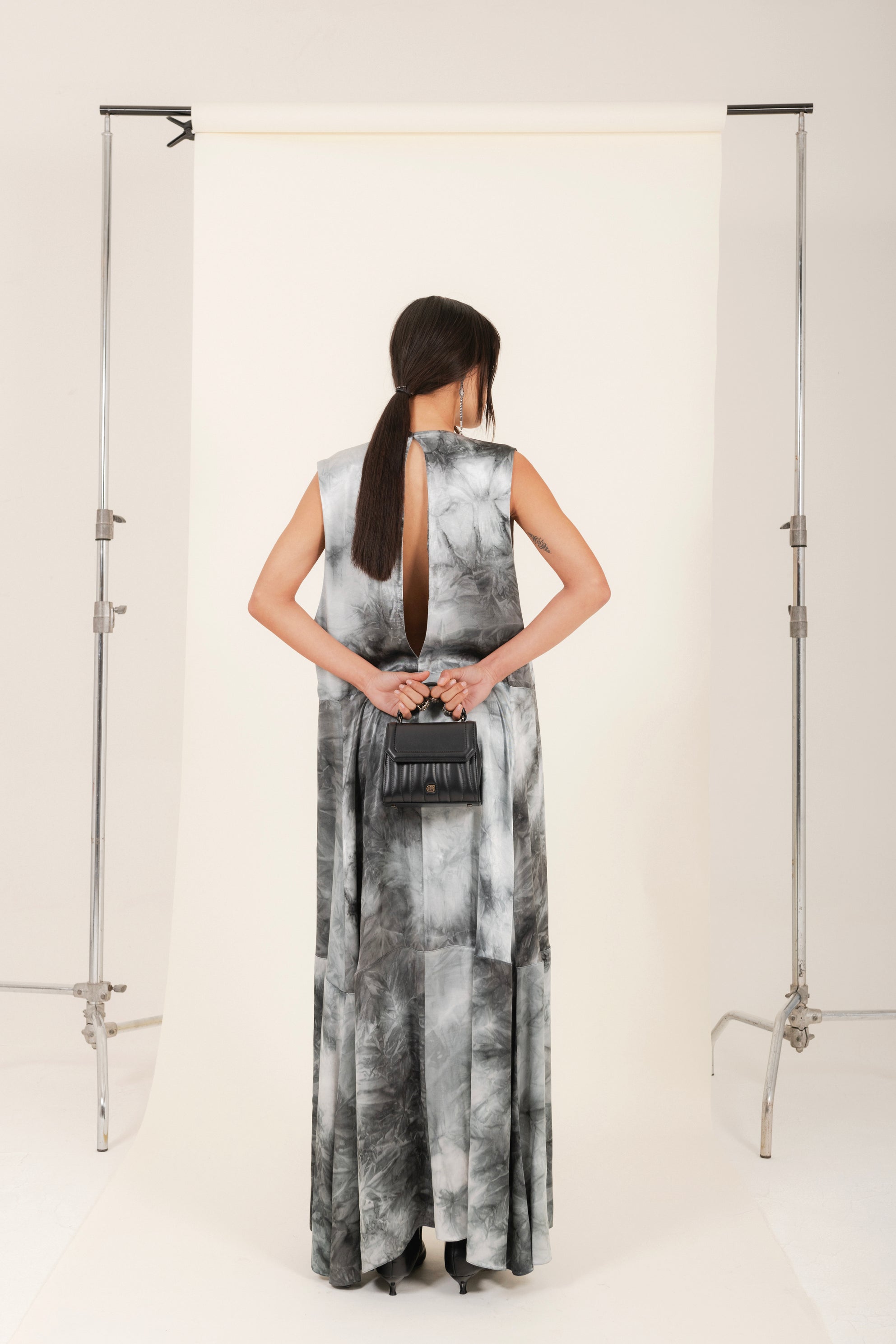 Abito in viscosa colore verde petrolio e bianco effetto tinto a mano