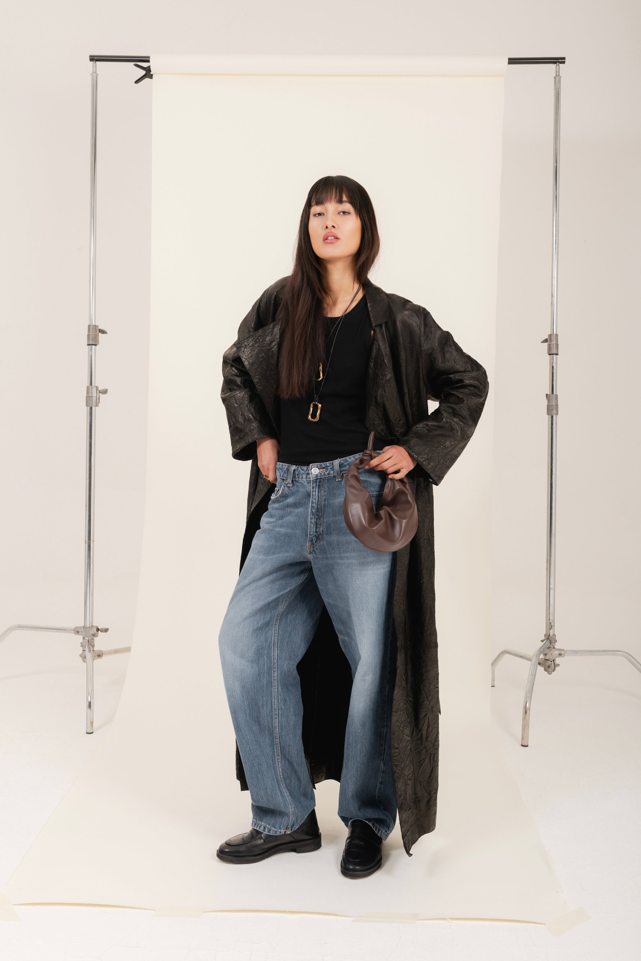 Cappotto lungo in pelle colore nero effetto stropicciato