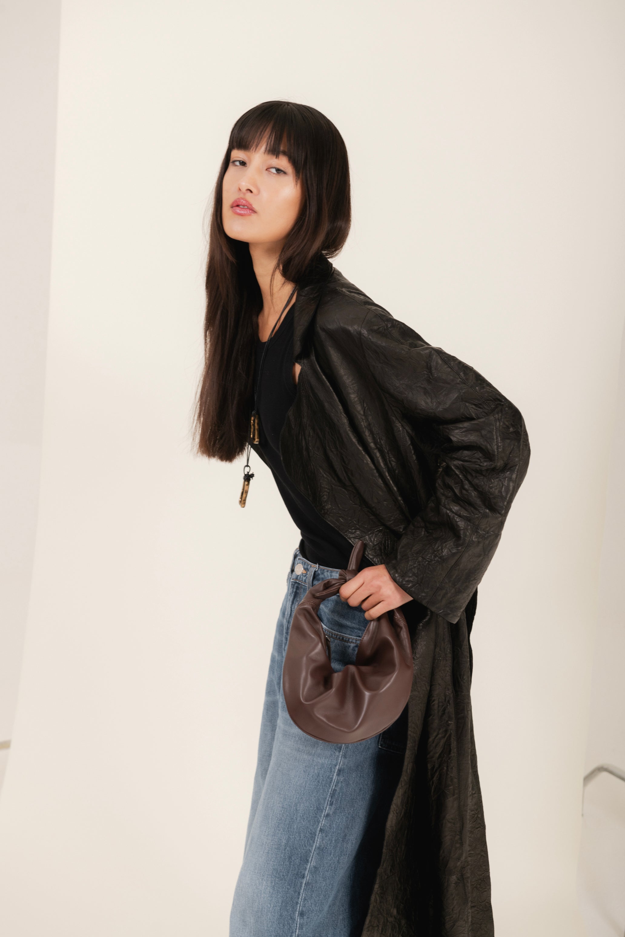 Cappotto lungo in pelle colore nero effetto stropicciato