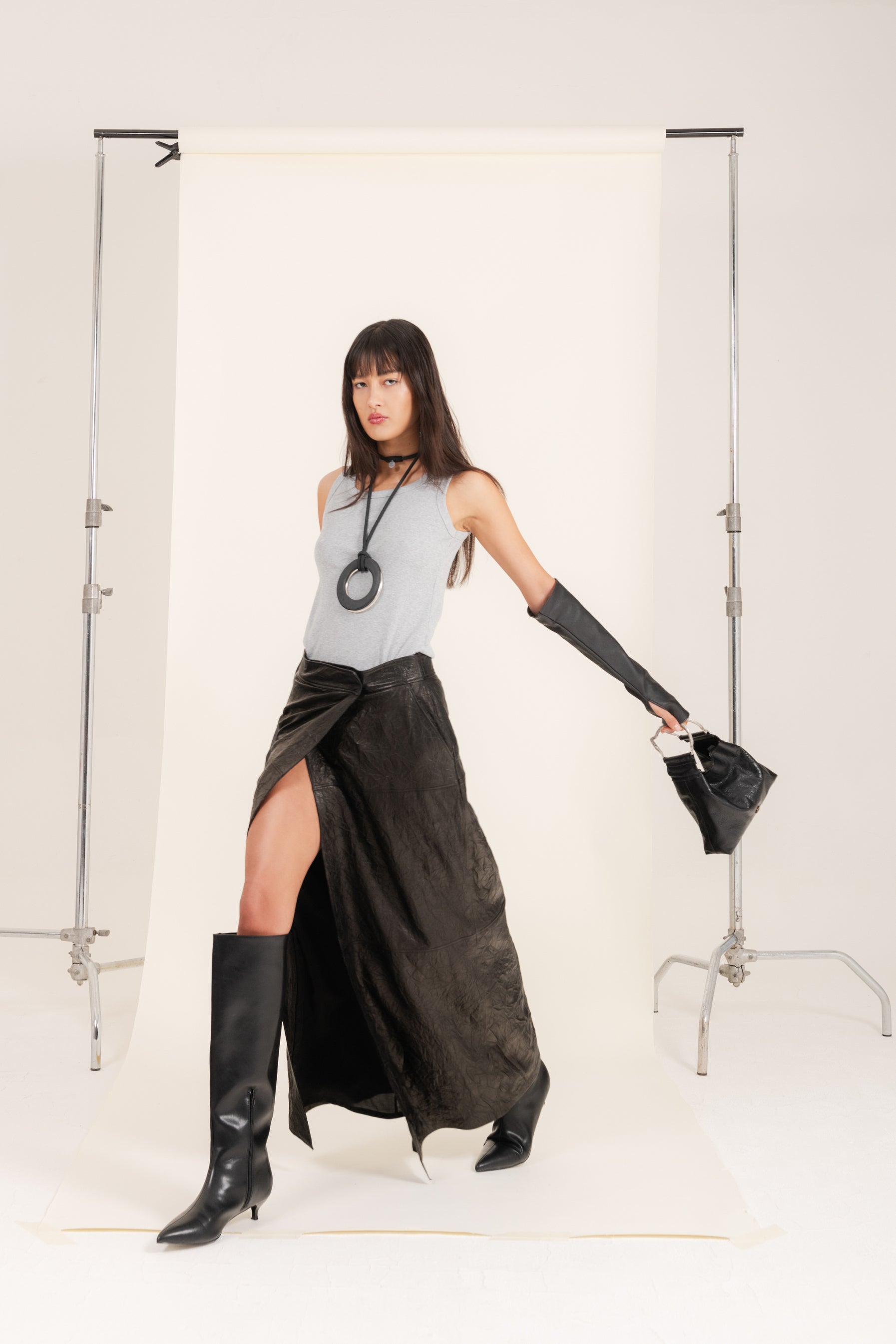 Gonna in pelle colore nero effetto materico