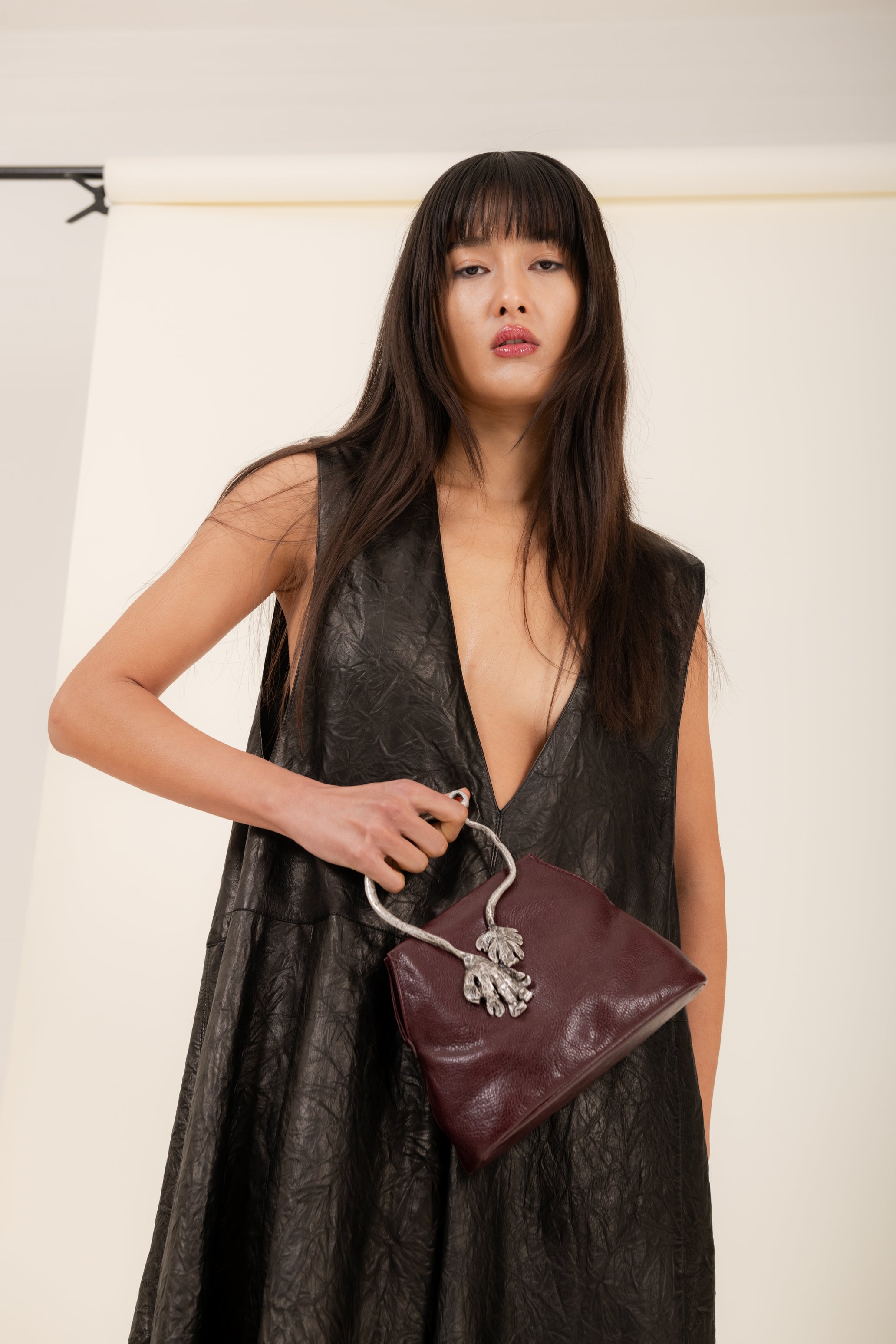 Abito oversize in pelle colore nero effetto stropicciato