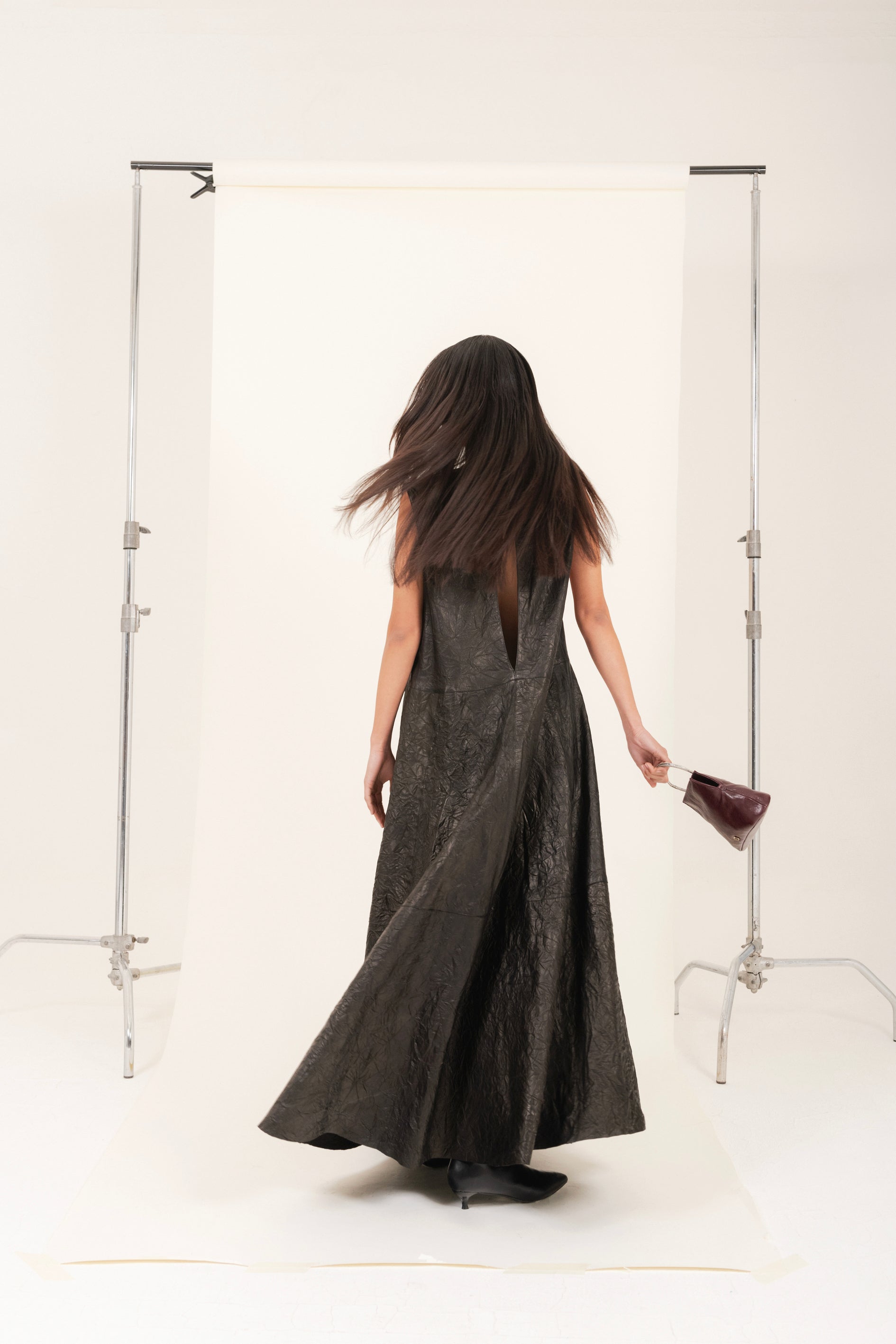 Abito oversize in pelle colore nero effetto stropicciato