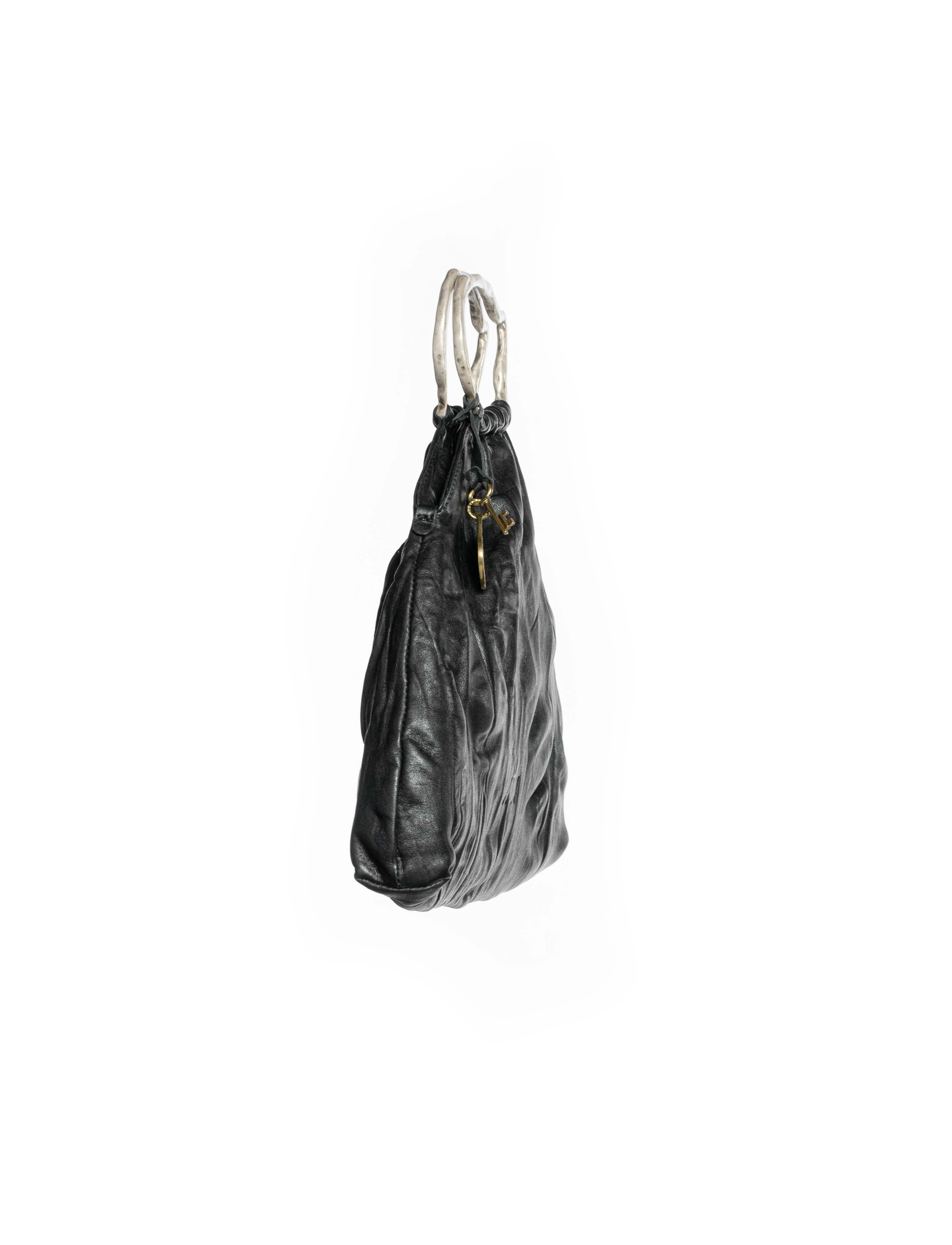 Bag pouch in pelle colore nero effetto stropicciato
