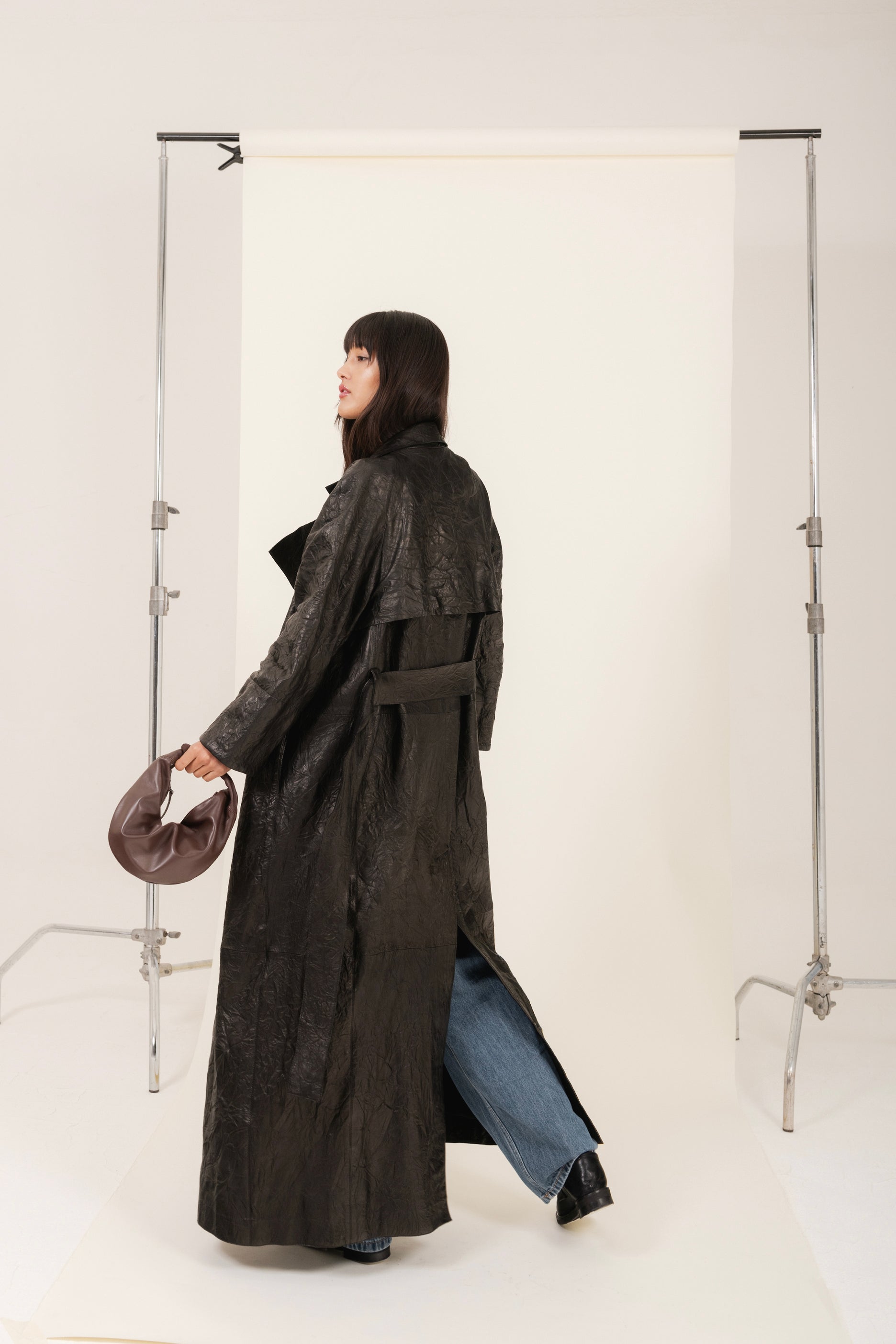 Cappotto lungo in pelle colore nero effetto stropicciato