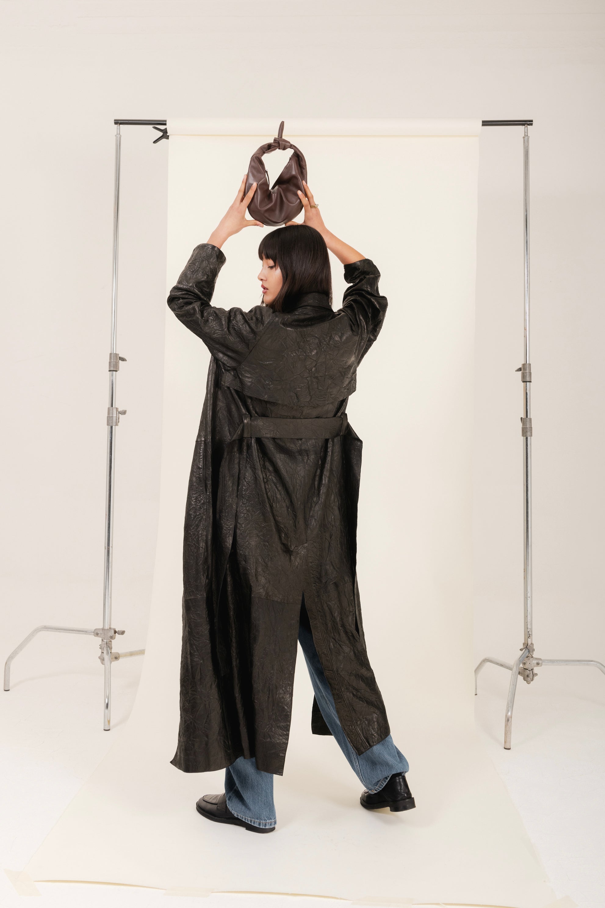 Cappotto lungo in pelle colore nero effetto stropicciato