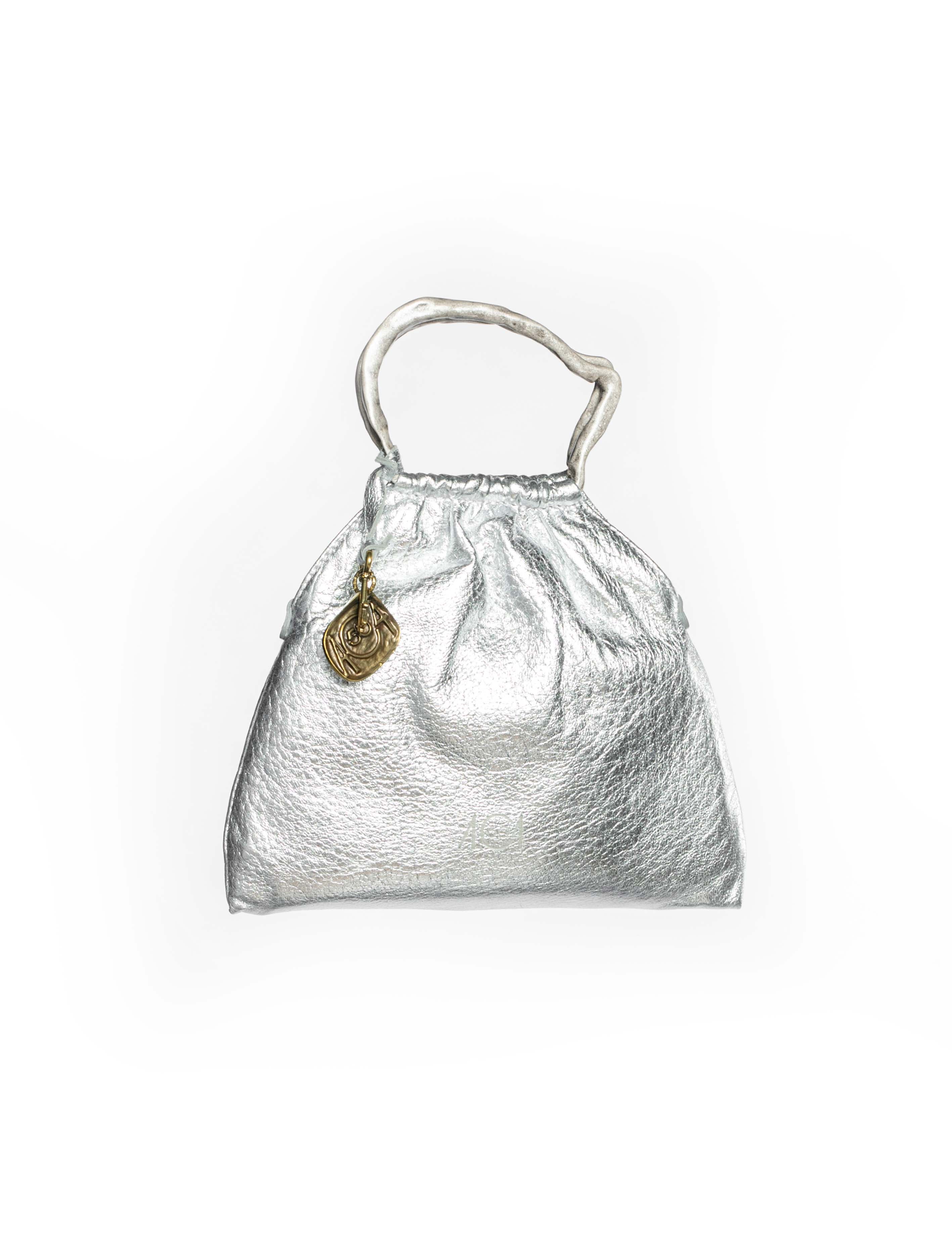 Mini borsa a sacchetto in pelle argento fronte