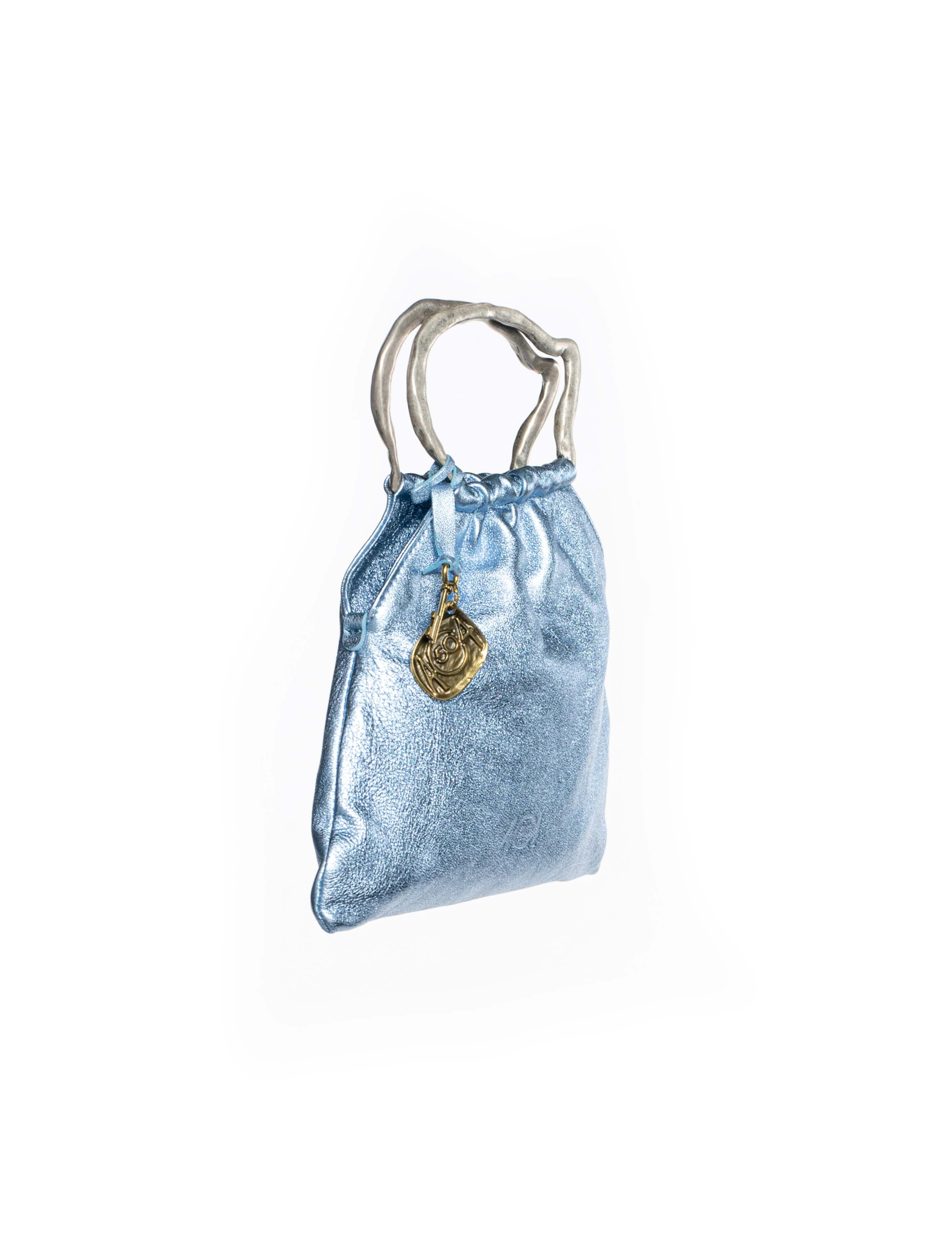 Mini borsa a sacchetto in pelle azzurra lato