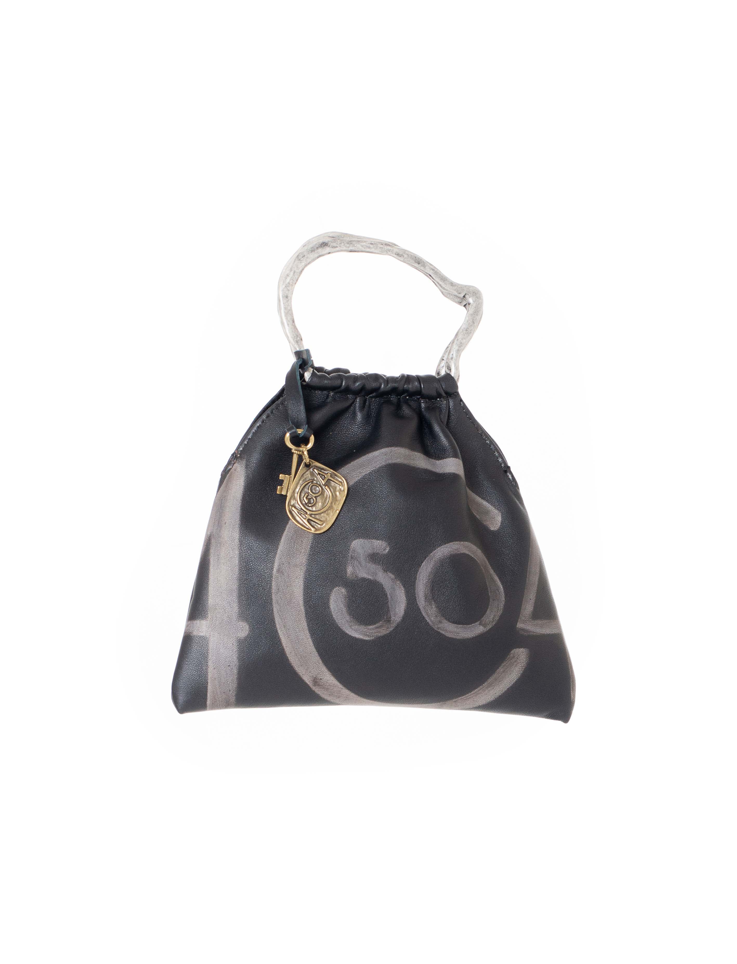 Mini borsa a sacchetto in pelle nera con logo fronte