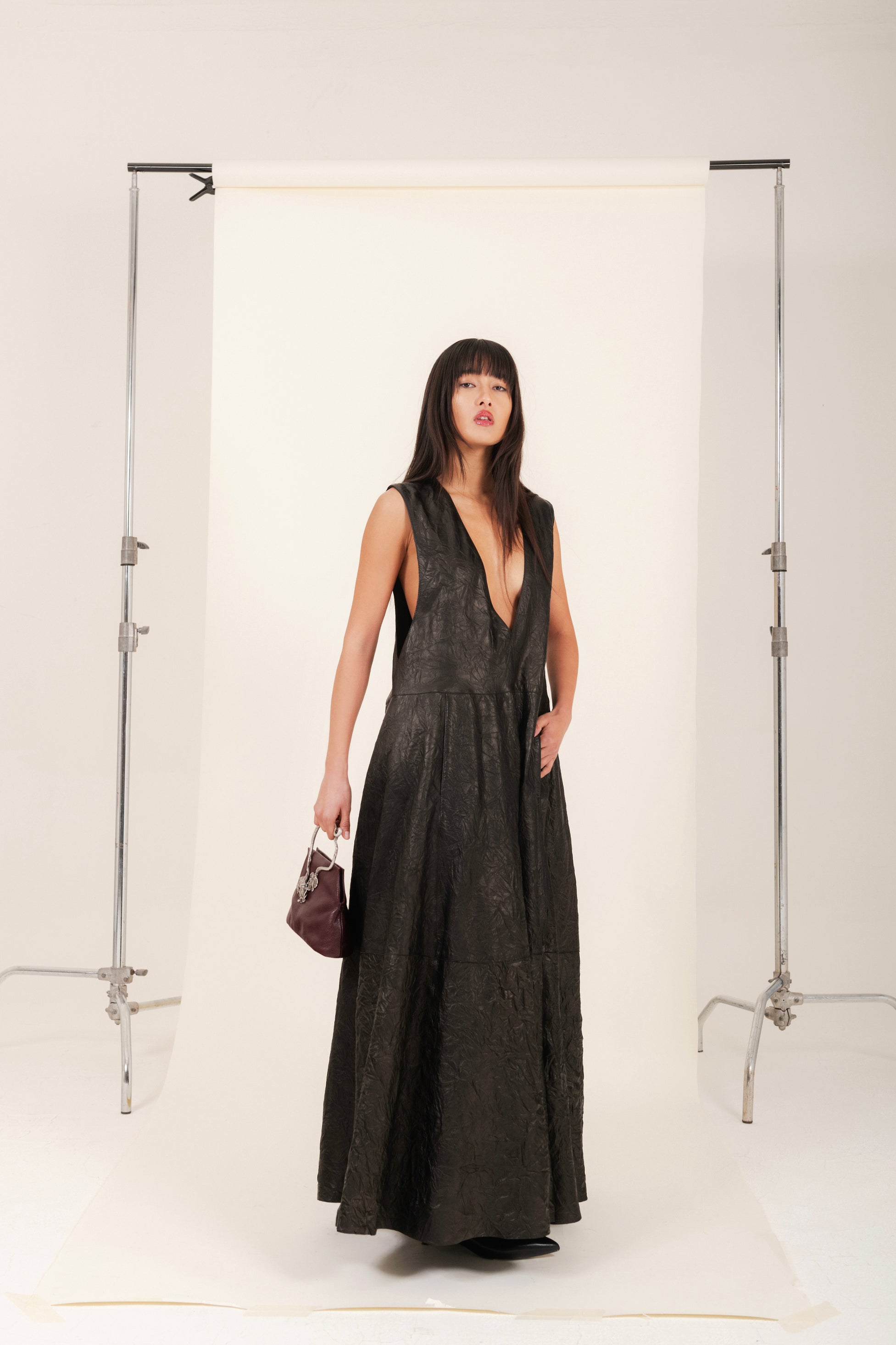 Abito oversize in pelle colore nero effetto stropicciato