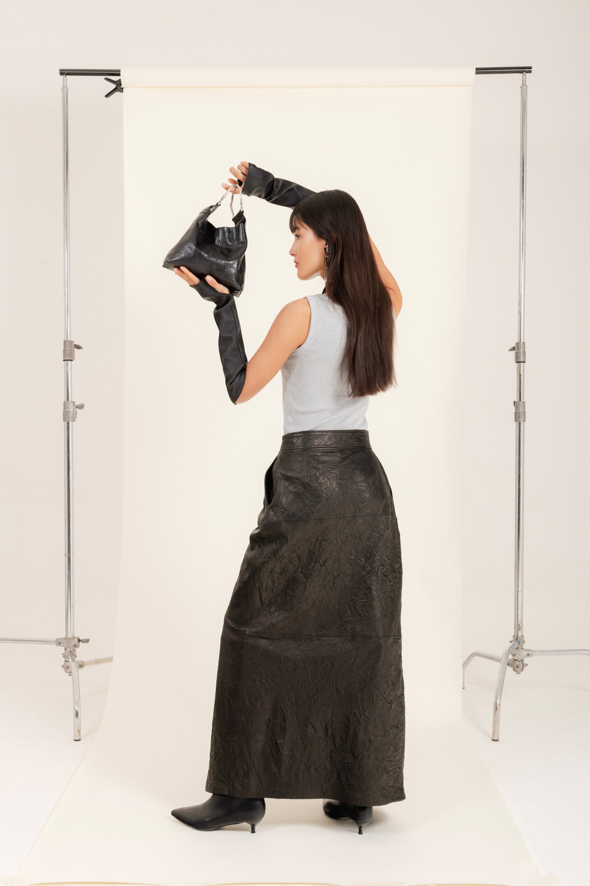 Gonna in pelle colore nero effetto materico