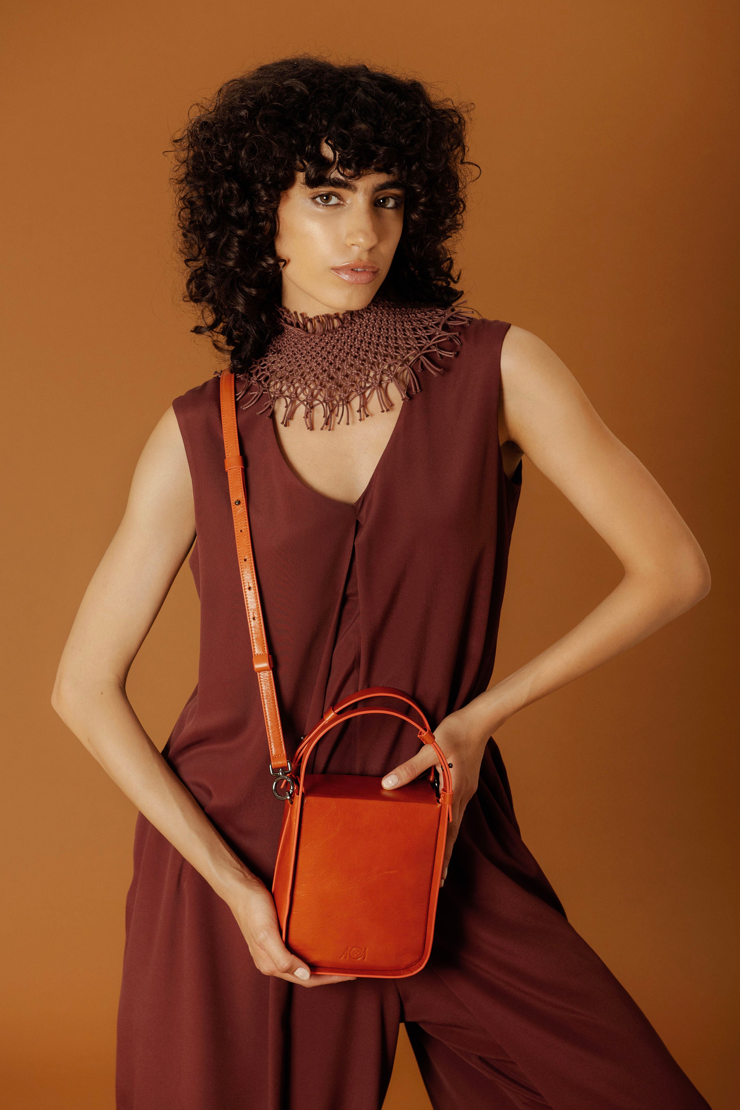 Mini borsa rigida in pelle arancio modella