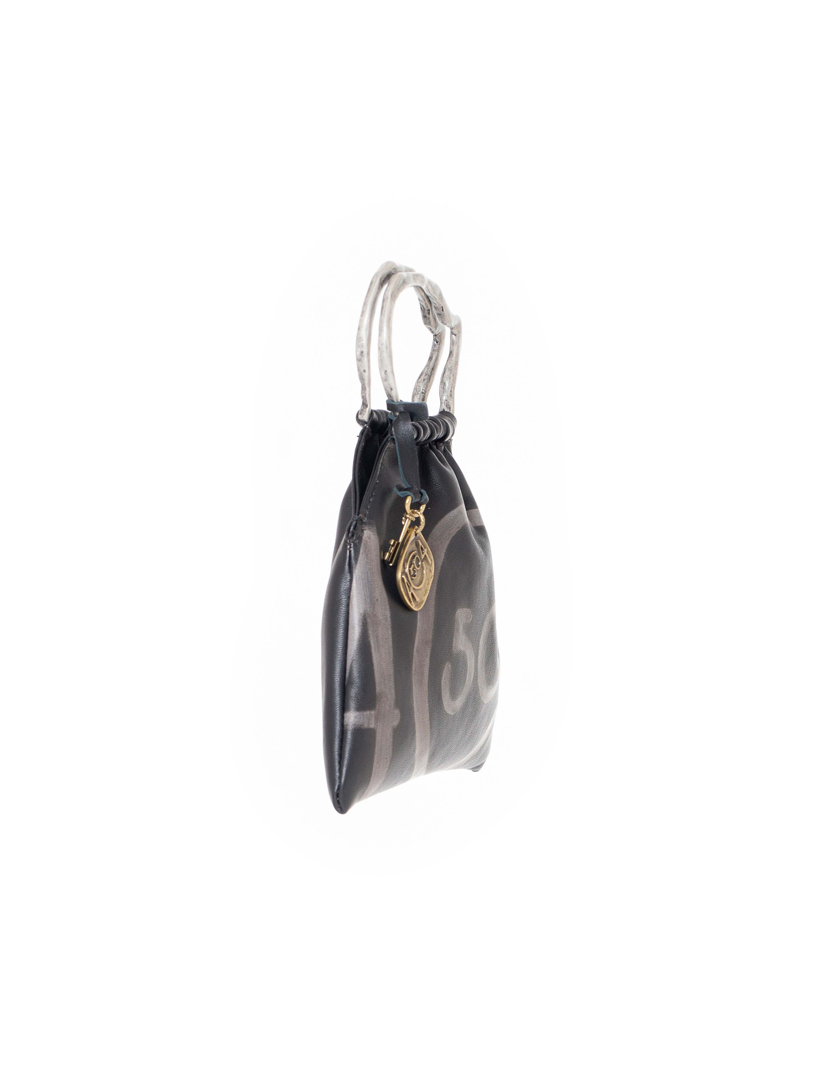 Mini bag pouch in pelle colore nero effetto logo stampato